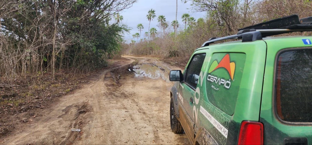 Conferência das trilhas do rally começa em trecho com muita lama