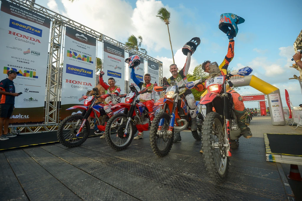 Unindo experientes e novatos, motos desfilam pela Arena de Largada do Cerapió